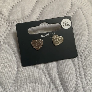 Örhängen  - Supersöta silvriga örhängen formade som hjärtan som jag säljer då dom inte är min stil🤍Aldrig använda💕Nypris:49kr Mitt pris:20kr🌸