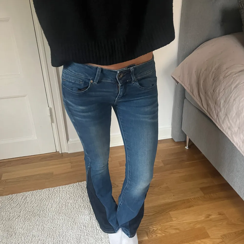 Säljer nu dessa oanvända jeansen som är omsydda till bootcut! Fint skick och snygg passform💗. Jeans & Byxor.