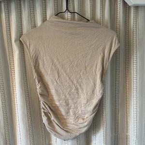 Topp - Topp i storlek S som kommer från GinaTricot, bra skick och använd några enstaka gånger😊