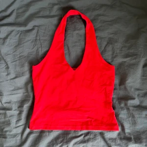 Halterneck - Säljer en röd halternecktopp i perfekt skick! Köpte den second hand så lappen är bortklippt men den passar perfekt på mig som har storlek S-M. Skriv gärna vid intresse eller frågor🥰