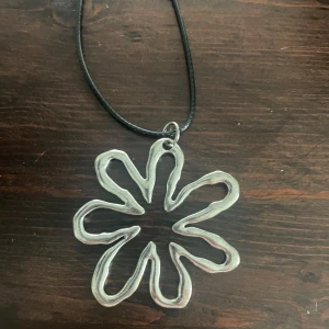 Blom halsband  - Stort fint halsband nickelfritt ,läderband 