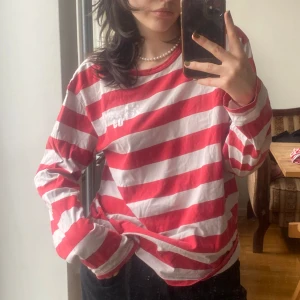 Peak Tröja - Röd och vit randig Peak Performance tröja❤️ thriftad för några år sedan, jätteskön. Står storlek XL i, sitter lite oversized på mig som är storlek M i kvinnostorlek :)  Kan mötas upp i Sthlm, annars står köparen för frakt❣️