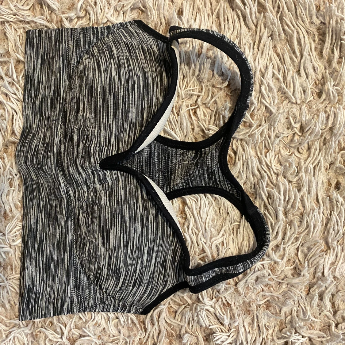 Svart mönstrad sport-bh med inbyggd stöd  - 90