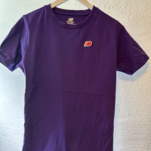 T-shirt - Lila t-shirt stl M. Märke new balance. Fint dkick