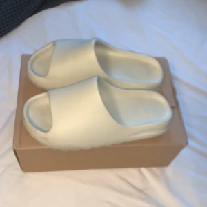 Yeezy slides  - Säljer ett par yeezy slides i storlek 43. Jag har använt den ett antal gånger annars är de i bra skick.