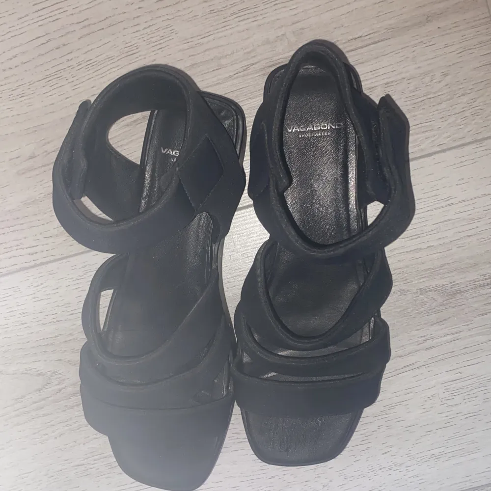 Sandaler av märket Vagabond, svart färg, , storlek 40. Säljs i mycket gott skick. Nästan helt oanvända. Fynda för endast 350 kr.. Skor.