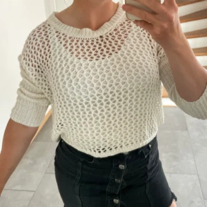 Ihålig tröja - Ihålig tröja där undertröja inte medkommer. Bra skick