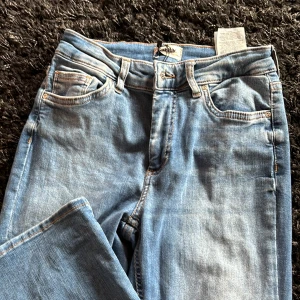 Jeans - Ett par jeans från only, som inte passar längre, använt ett fåtal gånger 🩷 Skirv om ni vill ha fler bilder, elleg undrar över något 🩷🩷