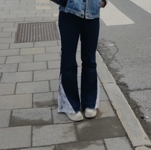 Bootcut jeans - Säkjer dessa fina mörkblåa jeans från arket, där jag har sytt själv på spets för att få de mer bootcut🌸 De sitter inte som jag vill ha de och därför säljer jag de! Vill ni ha bättre bilder är det bara att skriva☺️