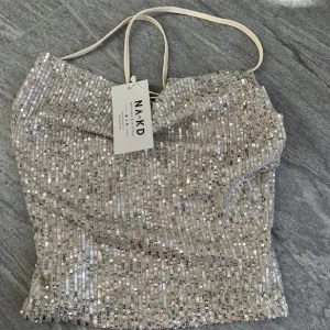 Nytt glittrigt linne - Nytt fint glittrigt linne från NA-KD. Prislapp på. Säljes för att de aldrig kom till användning 💕