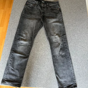 Grå Levis premium jeans -  Snygga grå premium Levis jeans storlek 28/28 modell 501. jeansen är i utmärkt skick, nypris 1300 