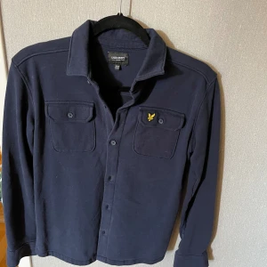 Lyle & scott overshirt -  Snygg blå over shirt i bra skick. Knappast använd material bomull. Storlek 12/13 år köpt från kidsbrandstore.  