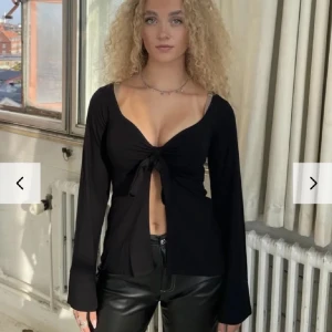 Design by Si - Säljer min svarta topp från Design by Si, då den aldrig används! 🤍 Jättefint skick, knappt använd har mest hängt i min garderob 🥰 Storlek xs/s