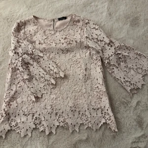 Baby färgad rosa blus  - Jag säljer nu denna fina blus som är i baby rosa/ljus rosa färg. Den är i väldigt gott skick då den aldrig är använd och är i storlek 36 men kan även passa till den som bär en större storlek. 