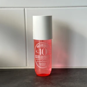 Sol de Janeiro 240 ml Cheirosa 40  - Sol de Janeiro Brazilian Crush Cheirosa 40 Perfume Mist 240 ml Knappt använd, se bild nr 2 för att se hur mycket som är kvar :) nypris 449kr på Kicks 