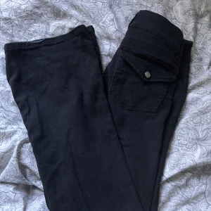 Flare jeans - Säljer dessa lågmidjade Y2k flare/bootcut jeans från h&m i storlek xs