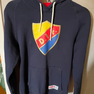 Djurgårds hoodie -  Snygg djurgårdshoodie perfekt för alla djurgårdssupportrar. Perfekt för att gå på match till att sitta hemma. Storlek S.