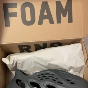 Yeezy foam runner carbon - Helt nya storlek 44 med kvitto