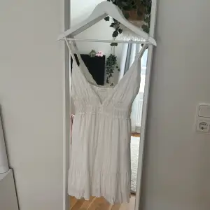säljer denna superfina vita klänning, perfekt till sommar och student, som endast kommit till användning en gång då den inte passar! Storlek L men skulle säga att den går mer åt M och S