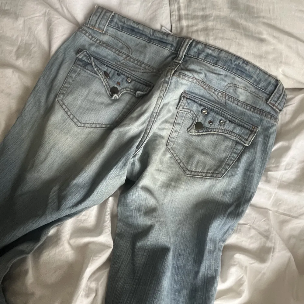 Kan gå ner i pris vid snabb affär Lågmidjade Midjemåttet 41 Innerbenslängd 83. Jeans & Byxor.