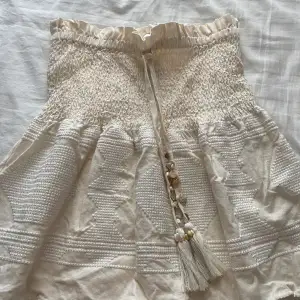 Jätte fin zara kjol, endast använt 1 gång och nyskick, säljer då den inte kommer till användning 💕