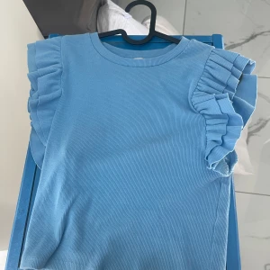 Zara topp - Säljer denna fina topp från zara, då den inte kommer till användning. Använd ca Max 2 gånger och har inga skador. Är i stl M men passar S/xs. Pris kan diskuteras💗