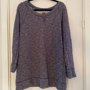 Marinblå och grå melerad sweatshirt strl M fr Rituals - Marinblå och grå melerad sweatshirt strl M fr Rituals.  Använd men i fint begagnat skick.  Mått Över axeln: ca 42 cm Längd från axeln och ner: ca 74 cm  100% bomull   Kommer från ett djur och rökfritt hem. 