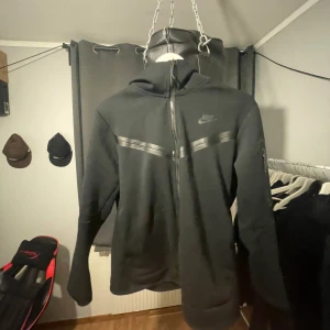 Nike tech fleece  - Jag säljer en svart Nike tech fleece top. Den är använd med i toppen skick. Skriv för mer frågor size M