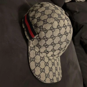 Gucci keps  - Jättesnygg Gucci keps i utmärkt skick 10/10, den är nästan helt ny tag finns kvar. Pris kan diskuteras vid snabbaffär