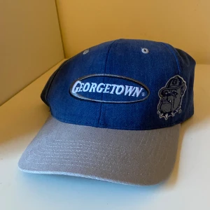 Georgetown keps - Georgetown keps i one size, går att justera storleken. Endast provad, i nyskick.