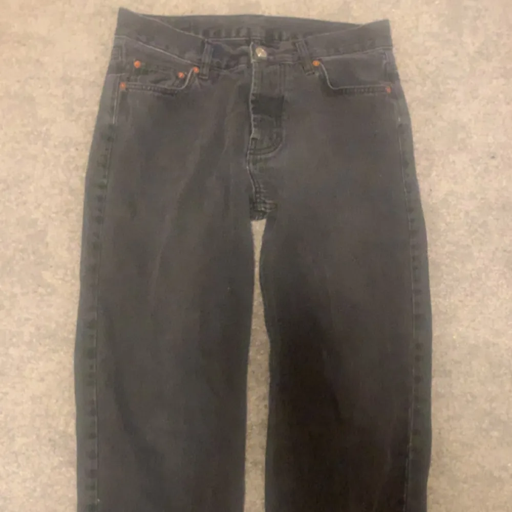 Jättesköna skate jeans med bra passform 🔥🔥 Har använts Max 4 gånger pågrund av att den inte passa mig . Jeans & Byxor.