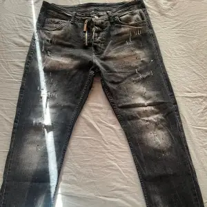 dsquared2 jeans  Äkta köpte för 9700 säljer för 6600 Använda få gånger 