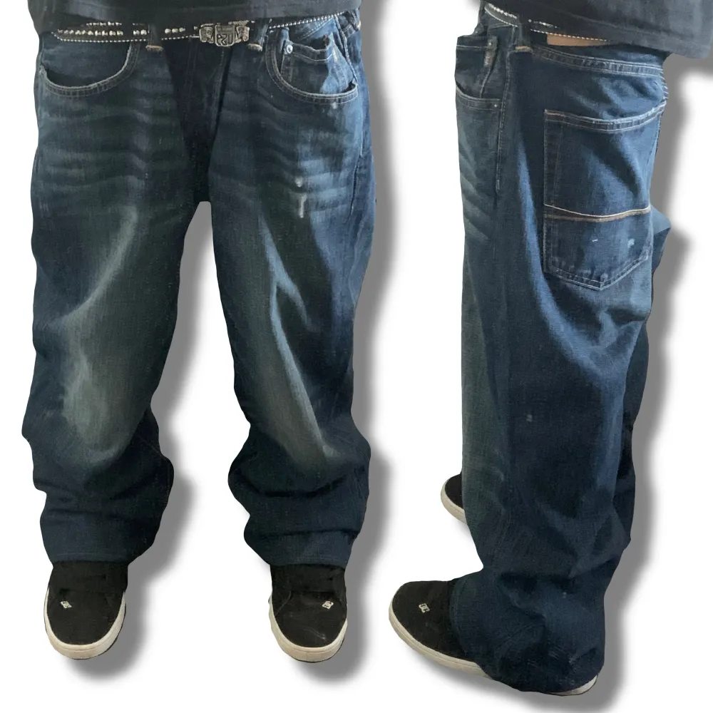 Baggy bootcut jeans size 36x32 super tjockt jeans material! Mått -> (midjemått 48cm) (ytterbenslängd 103cm) benöppningen 28/9cm)  Kom privat för fler bilder samt frågor!. Jeans & Byxor.