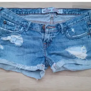 Fina lågmidjade jeansshorts i bra skick! Köpta här på Plick men tyvärr för små (lånade bilder)💕 
