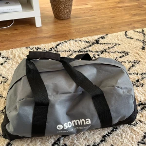 Somna kedjetäcke 8kg 150x200  - Tyngdtäcke framtaget för att lindra oro, ångest och sömnlöshet. Täcket har en 2 i 1-funktion, en kedjesida (för ett djupt tryck mot kroppen) och en vadderad sida (för en ökad taktil stimulans mot kroppen). Effekten sägs avslappnande, komma ner i varv