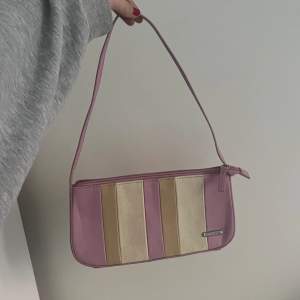 Super söt rosa handväska från humana! Lite ”inåtvecklad” på baksidan men annars fint skick! Super fin till sommaren💗