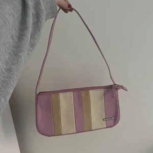 Rosa väska  - Super söt rosa handväska från humana! Lite ”inåtvecklad” på baksidan men annars fint skick! Super fin till sommaren💗