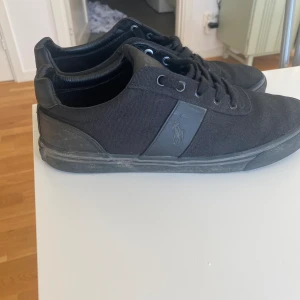Polo skor  - Dessa polo skor är 1 månad gamla och köptes för 1200kr men ligger ju på 800kr så av den anledningen säljer jag dessa för 700, Skick 9/10 den har släppt pytte lite på ena hälen men det syns ej.