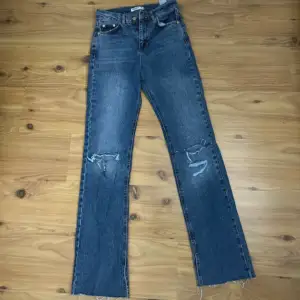 Så fina bootcut jeans med hål och slits, använda 1 gång. Storlek 34❤️priset kan diskuteras vid snabb affär! Kolla gärna in min sida för fler bootcut jeans, jeans shorts, juicy couture, hoodie med tryck mm!