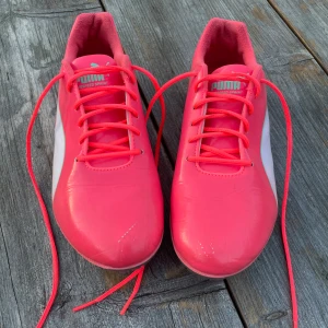 Rosa Puma spikskor  - Rosa Puma spikskor säljes för 550 kr pris kan eventuellt diskuteras. Nästan helt nya endast lite slitna på hälarna men annars i väldigt bra skick.  Det är ett par allround spikskor så passar till de flesta grenarna. 