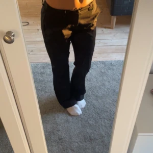 Lågmidjade byxor  - Low waist kostymbyxor från bik bok!