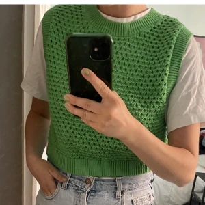 Stickad väst  - Grön stickad väst från Lindex stl S. Snygg att matcha både till tshirt som till skjorta 💚 120 kr exklusive frakt/mötas upp. 