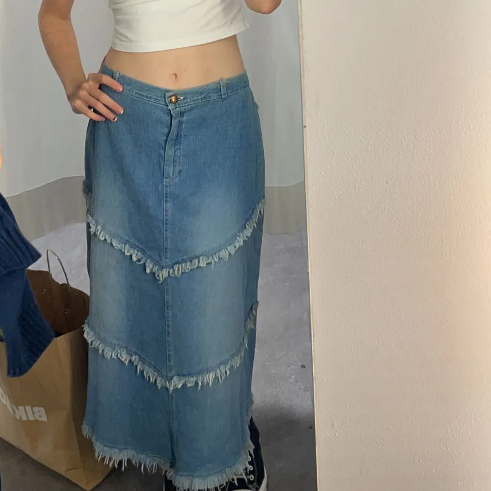 Säljer denna otroligt coola och unika jeans kjolen. Har aldrig sätt någon med en liknande. Jag älskar den och var därav osäker på om jag skulle sälja. Storleken står inte men skulle uppskatta att den är i S. Vid snabb affär kan priset diskuteras. Kjolar.