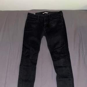  Levis jeans (dam) i storlek 30.  Modell: 710 super skinny
