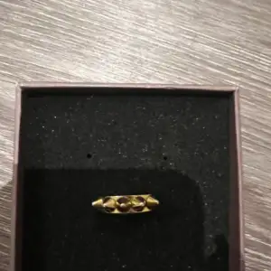 Säljer min Edblad ring i guld, då den inte kommer till användning. Färgen har försvunnit lite på baksidan men inget som syns när man har på den!  Pris kan diskuteras