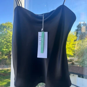 Svart linne från Gina tricot - Snyggt svart linne från Gina tricot i siden! Priset går att förhandla Prislapp kvar och aldrig använd