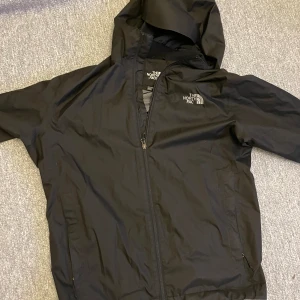 North face jacka  - North face jacka, storlek L, saknar en bokstav 