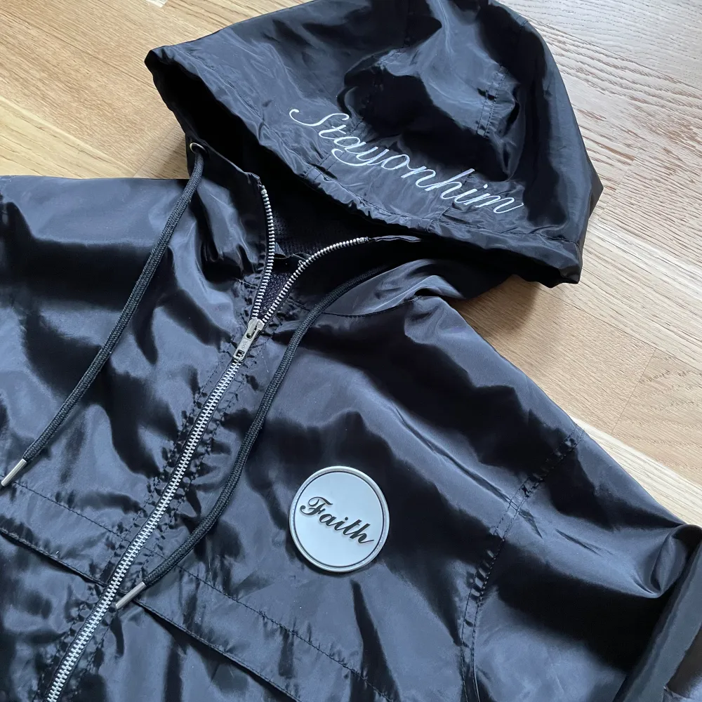 Helt ny windbreaker,  finns flera färger i lager. Instagram: Stayinfaith.clo. Priset för windbreaker är 450kr Kan betala via swish, paypal eller via plick. Jackor.