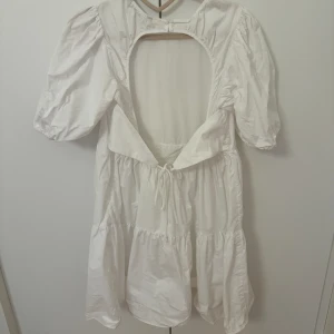 Vit sommarklänning  - Jättefin vit sommarklänning med öppen rygg från zara! Endast använd en gång Perfekt som studentklänning 