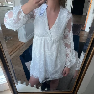 Studentklänning💕 - Denna klänning hade jag tänkt ha på min student men har hittat en annan.. Därmed är prislapp kvar och den är ej använd.  Nypris 799. Pris går att diskutera💕💕💕